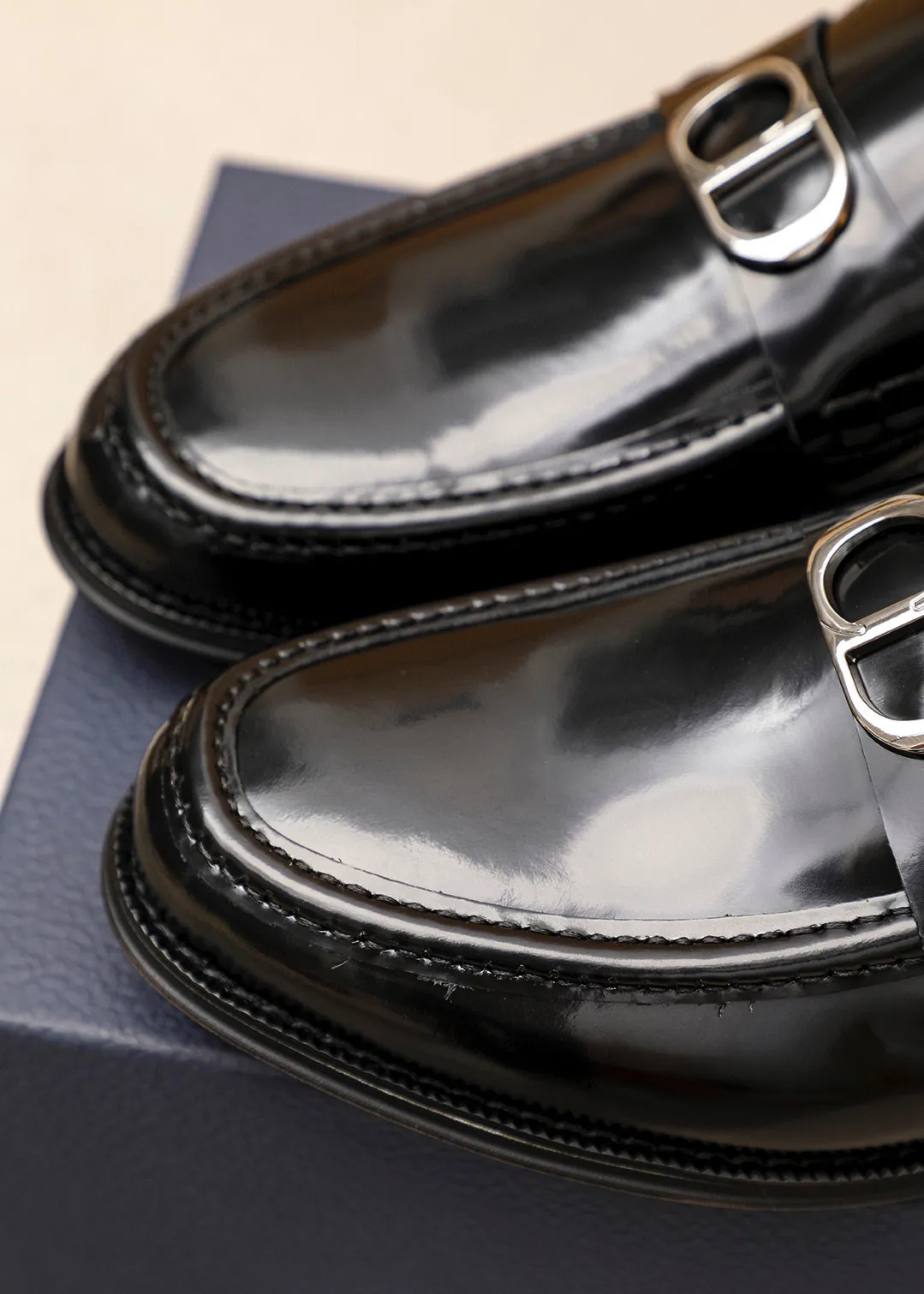 Men's shoes 💰480 💐 Product trademark: Dior "Dior" casual leather shoes Regular size: 39-44 (45🉑️customized) Product materials: Selected Italian imported first-layer beaded cowhide upper + classic hardware buckle, imported water-dyed 🐂 cowhide lining. Strong three-dimensional visual effect, original outsole color: 1⃣️color optional